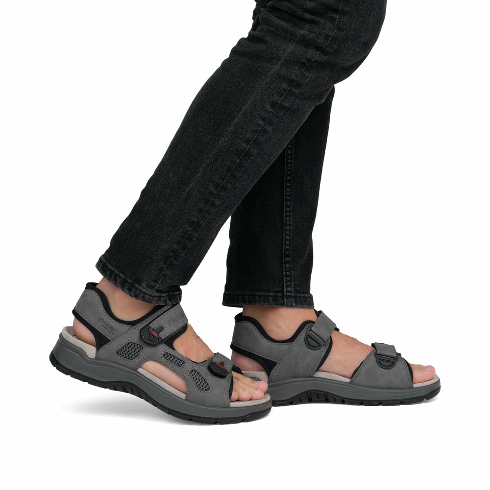 Graue Rieker Herren Trekkingsandalen 26955-42 mit einem Klettverschluss. Schuh am Fuß.