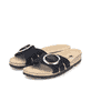 Schwarze Rieker Damen Pantoletten 69880-00 mit Schnalle sowie leichter Sohle. Schuhpaar seitlich schräg.