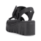 Schwarze vegane Rieker Keilsandaletten 68050-00 mit trendigen Schnalle. Schuh von hinten.