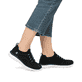 Schwarze Rieker Damen Sneaker Low M5074-00 mit Gummizug sowie flexibler Sohle. Schuh am Fuß.