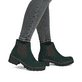 Dunkelgrüne Rieker Damen Chelsea Boots 79265-55 aus Rauleder mit einem Gummizug. Schuh am Fuß.