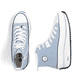 Blaue vegane Rieker Damen Sneaker High 90010-10 mit einem Reißverschluss. Schuh von oben, liegend.