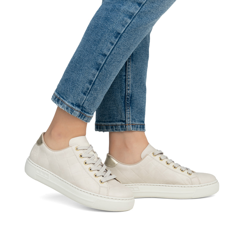 Beige Rieker Damen Sneaker Low L9800-80 in Löcheroptik mit einer Schnürung. Schuh am Fuß.