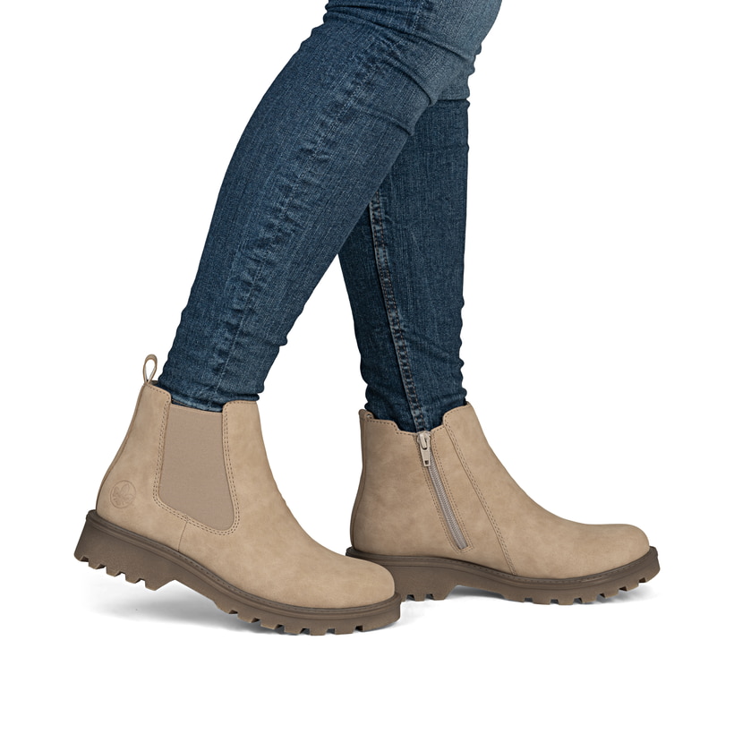 Hellbeige Rieker Damen Chelsea Boots 73250-61 mit einem Reißverschluss. Schuh am Fuß.