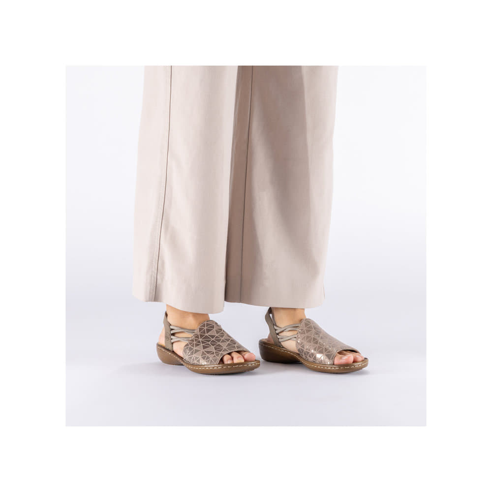 Sandales à lanières Rieker beiges femme 608D1-60 avec finition métallisée. Chaussure au pied.