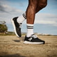 Schwarze Rieker Herren Sneaker Low 09100-01 mit einer Gummischnürung. Schuh am Model.