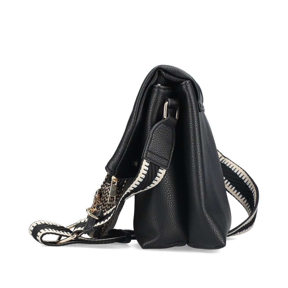 Sac à main Rieker H1612-00 noir avec petite poche pendentif et rabat avec fermeture magnétique. Côté gauche.