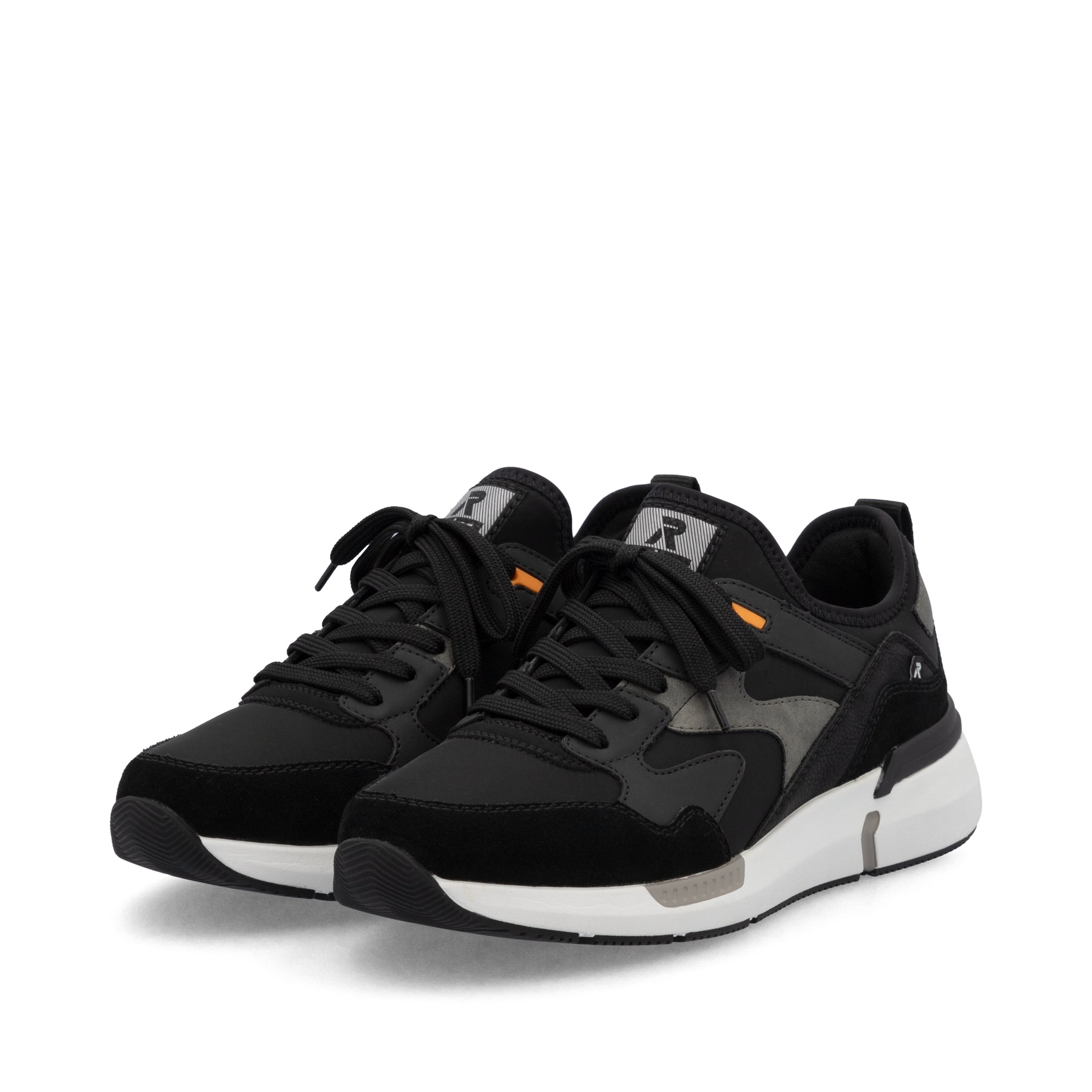 Schwarze Rieker Herren Slipper U1403-00 mit einem Gummizug sowie flexibler Sohle. Schuhpaar seitlich schräg.