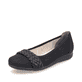 Nachtschwarze Rieker Ballerinas L9358-00 mit Riemen in Flechtoptik. Schuh seitlich schräg.