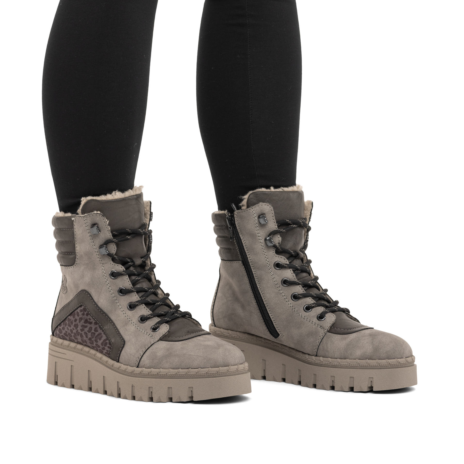 Graue Rieker Damen Schnürstiefel Z8904-40 mit einem Reißverschluss. Schuh am Fuß.