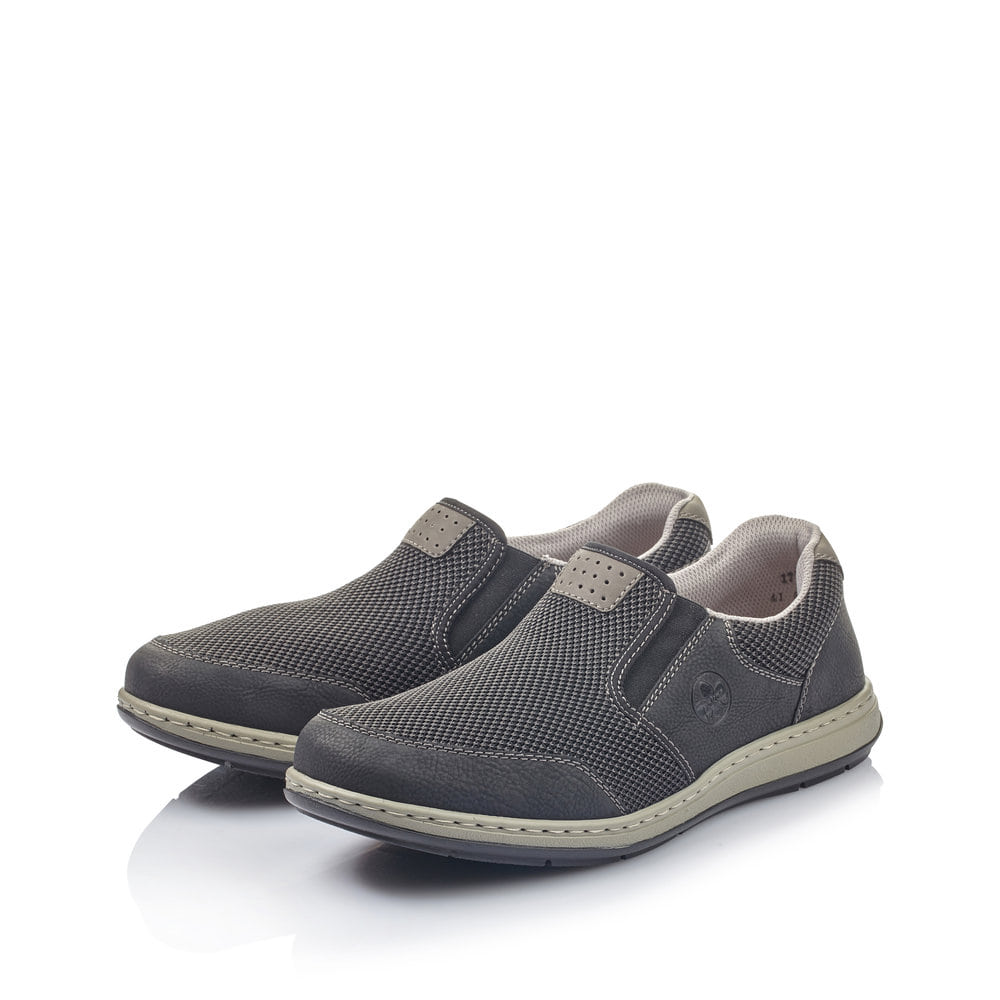 Schwarze Rieker Herren Slipper 17363-00 mit einem Gummizug sowie Extraweite H. Schuhpaar seitlich schräg.