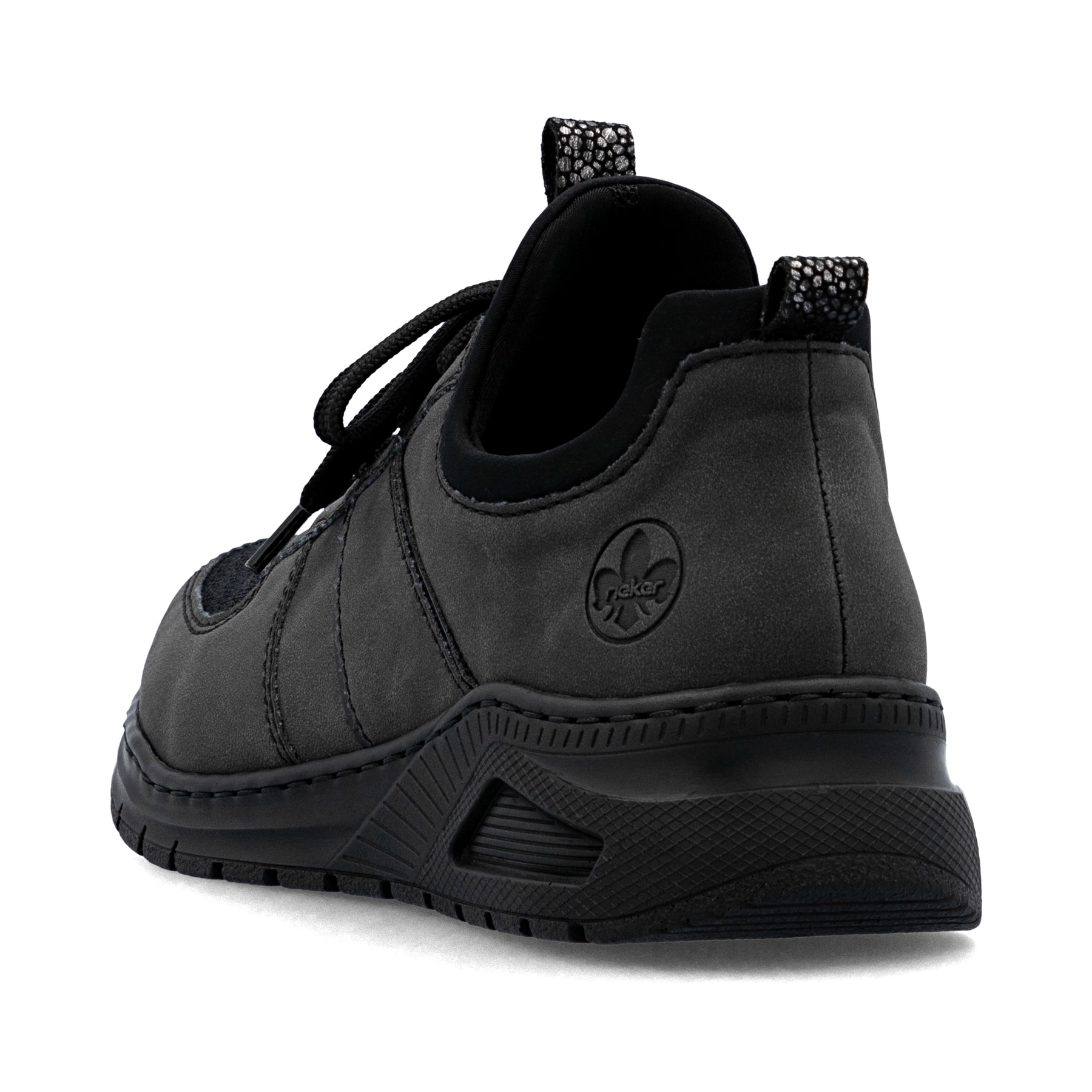 Dunkelgraue Rieker Damen Slipper M4970-45 mit einem Gummizug sowie Extraweite H. Schuh von hinten.