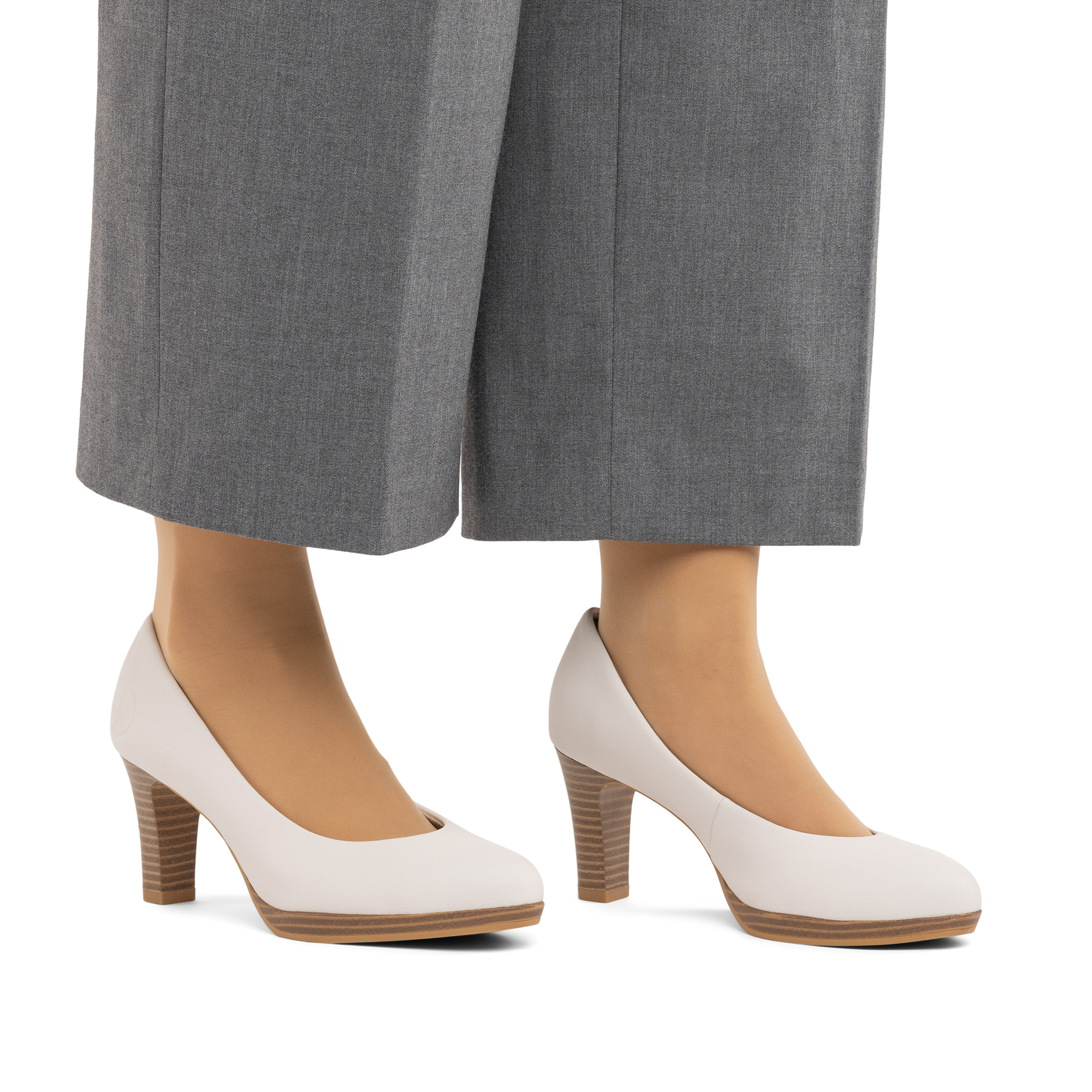Weiße Rieker Pumps 41560-81 aus Glattleder mit einer griffigen Sohle. Schuh am Fuß.