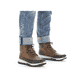 
Karamellbraune Rieker Herren Schnürstiefel 35540-24 mit einer leichten Profilsohle. Schuh am Fuß