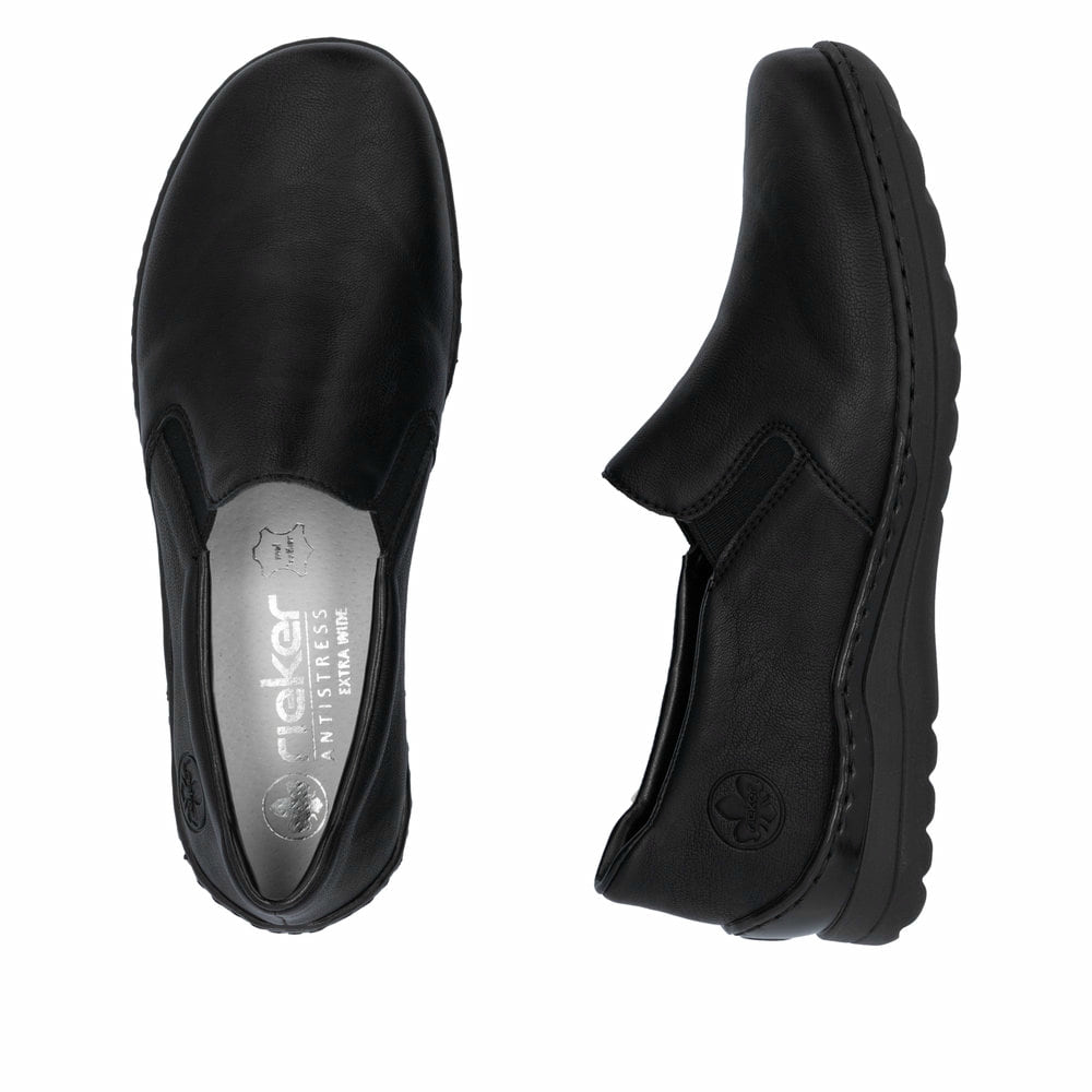 Mocassins Rieker noirs pour femme 48964-00 avec bande élastique. Chaussure vue de dessus, couchée.