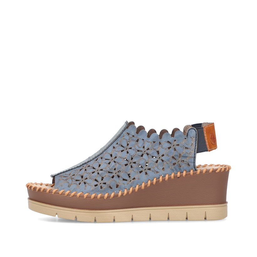 Blaue Rieker Keilsandaletten 60355-14 mit einem Elastikeinsatz sowie Löcheroptik. Schuh Außenseite.