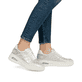 Silberne Rieker Damen Sneaker Low N6402-40 mit Rieker Air Sohlenfenster. Schuh am Fuß.