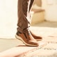 Braune Rieker Herren Slipper 03655-24 mit easy Hineinschlüpf-Möglichkeit. Schuh am Model.