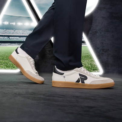 Beige waschbare Rieker Herren Slipper U1103-62 mit einer super leichten Sohle. Schuh Außenseite gespiegelt.
