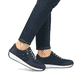 Blaue Rieker Damen Sneaker Low N1111-14 mit einem Reißverschluss. Schuh am Fuß.
