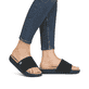 Schwarze Rieker Damen Pantoletten W3250-00 mit flexibler und ultraleichter Sohle. Schuh am Fuß.
