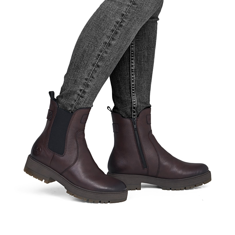 Dunkelrote Rieker Damen Chelsea Boots 75860-35 aus Glattleder mit Reißverschluss. Schuh am Fuß.