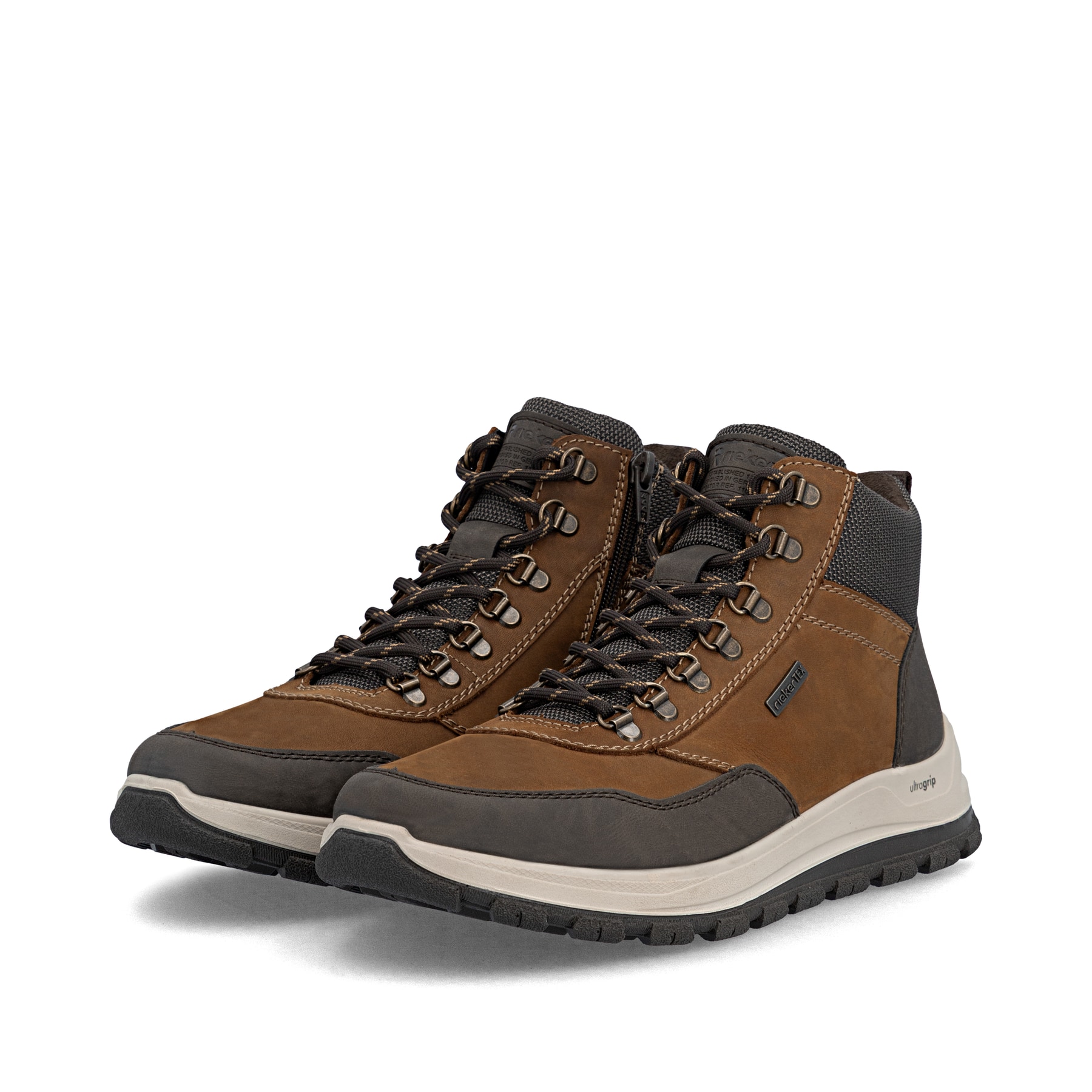 Braun-schwarze Rieker Herren Schnürstiefel B8124-22 mit einem Reißverschluss. Schuhpaar seitlich schräg.