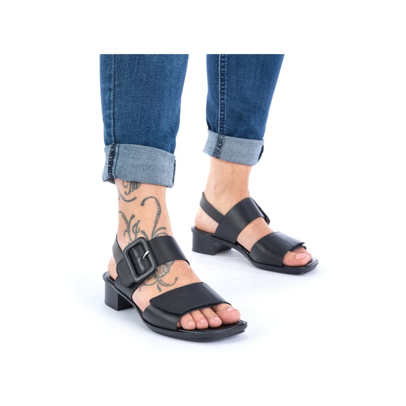 Schwarze Rieker Riemchensandaletten 62663-01 mit einem Klettverschluss. Schuh am Fuß.