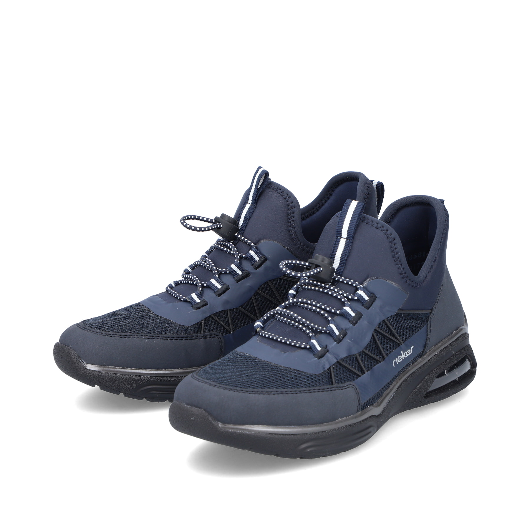 Chaussons Rieker bleus femme M5658-14 avec fenêtre de semelle Riek-Air. Chaussures inclinées sur le côté.