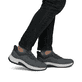 Blaue Rieker Herren Slipper 11055-14 mit Ready2GO Slip-in Feature sowie Gummizug. Schuh am Fuß.