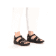 Schwarze Rieker Damen Riemchensandalen 64865-01 mit einem Klettverschluss. Schuh am Fuß.