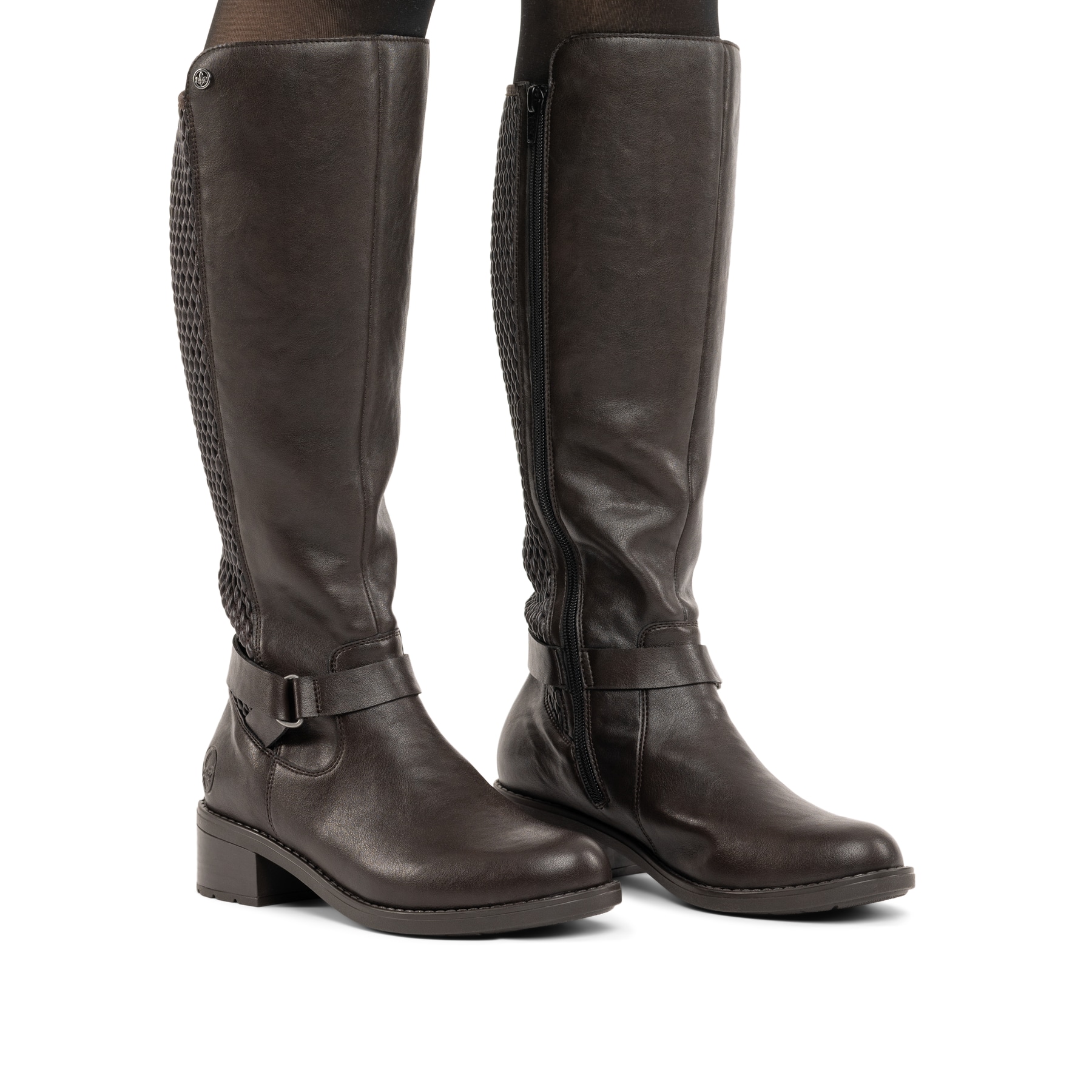 Dunkelbraune Rieker Damen Hochschaftstiefel 75490-25 mit einem Reißverschluss. Schuh am Fuß.