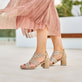 Beige Rieker Riemchensandaletten 64773-61 mit Strasssteinen. Schuh am Model.