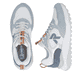 Weißblaue Rieker Damen Sneaker Low W2506-80 mit Schnürung sowie abgesetztem Logo. Schuh von oben, liegend.