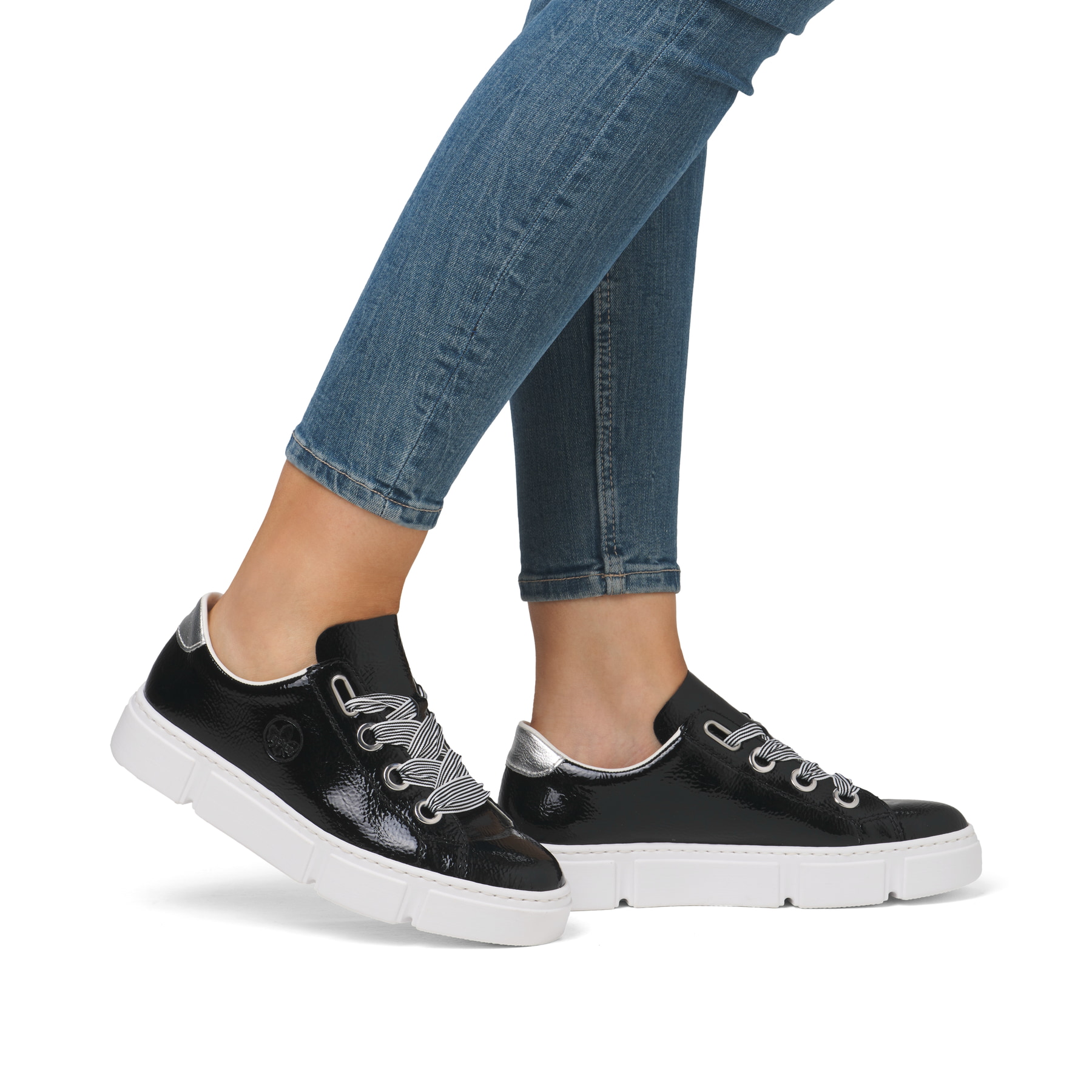 Baskets basses Rieker noires pour femme N59A2-00 avec lacets. Chaussure au pied.