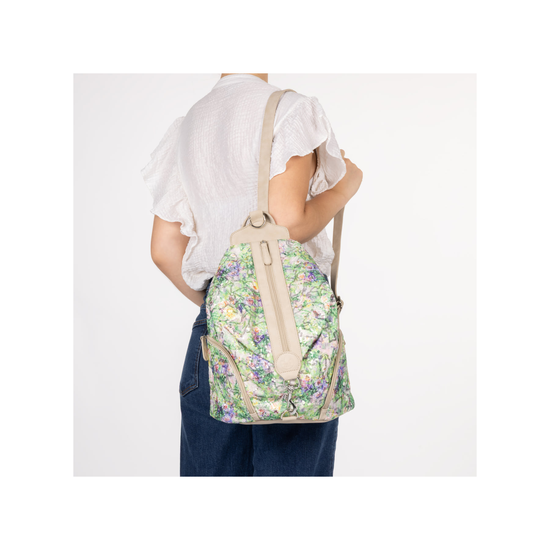 Sac à dos Rieker H1055-92 vert avec fermeture éclair et compartiment arrière. Porté.