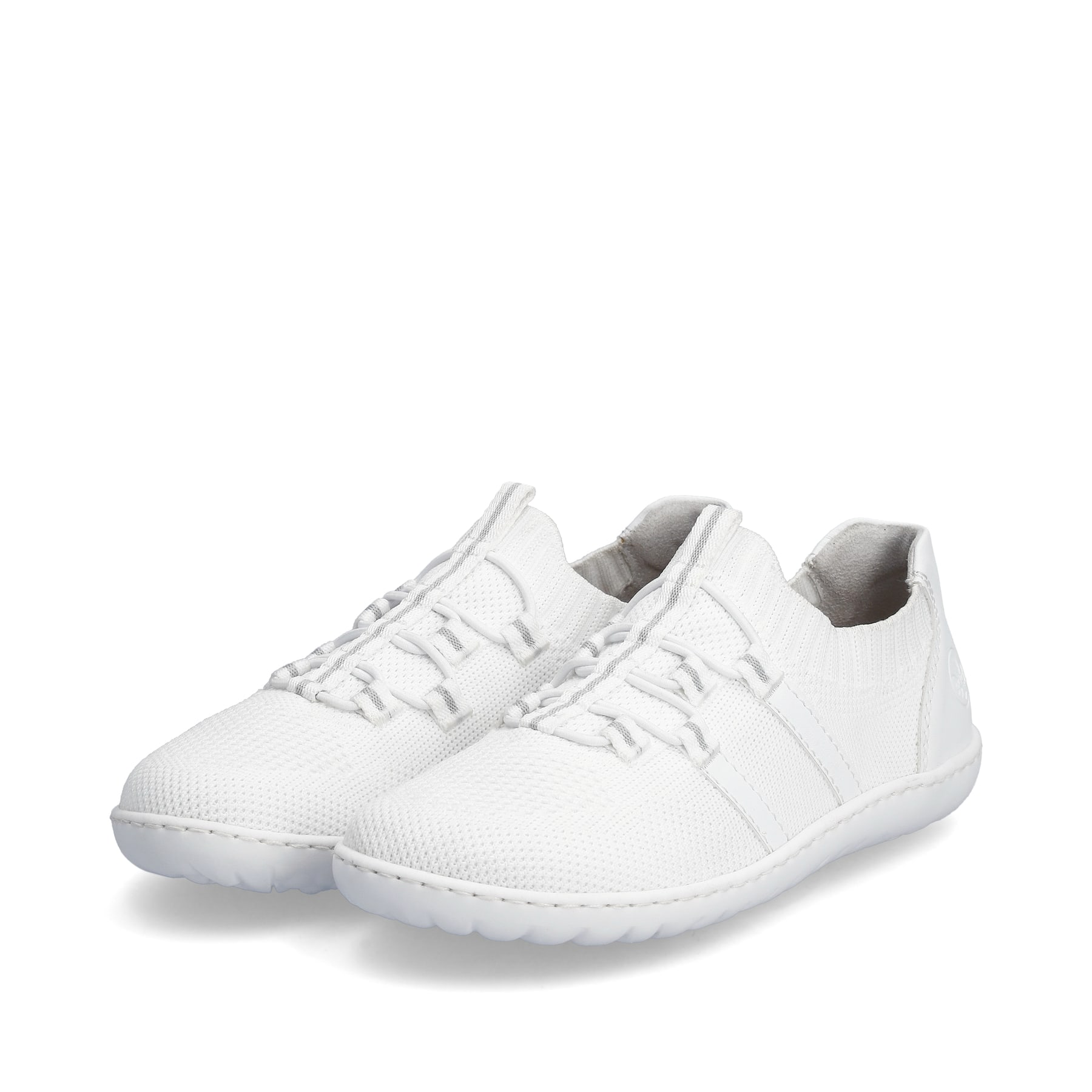 Weiße vegane Rieker Damen Slipper 52854-80, Barfußschuhe mit einem Gummizug. Schuhpaar seitlich schräg.