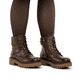 Dunkelbraune Rieker Damen Schnürstiefel 92920-25 mit einem Reißverschluss. Schuh am Fuß.