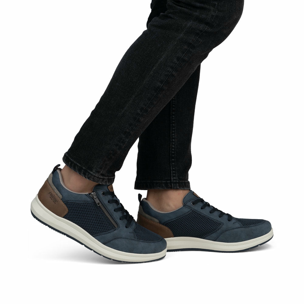 Blaue Rieker Herren Sneaker Low 16901-14 mit Reißverschluss sowie Extraweite H. Schuh am Fuß.