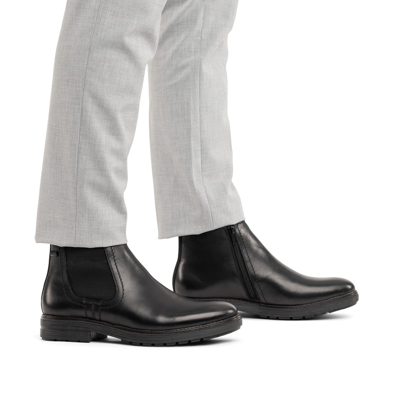 Schwarze Rieker Herren Chelsea Boots 33484-00 aus Glattleder. Schuh am Fuß.