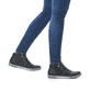 
Tiefschwarze Rieker Damen Kurzstiefel L1260-00 mit einer robusten Profilsohle. Schuh am Fuß