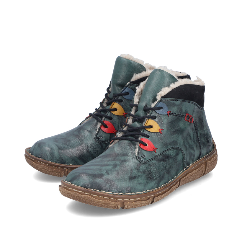 Grüne Rieker Damen Kurzstiefel Z3724-54 mit Reißverschluss sowie Komfortweite G. Schuhpaar seitlich schräg.