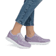 Rosane Rieker Damen Sneaker Low M9000-30 mit einer Gummischnürung. Schuh am Fuß.