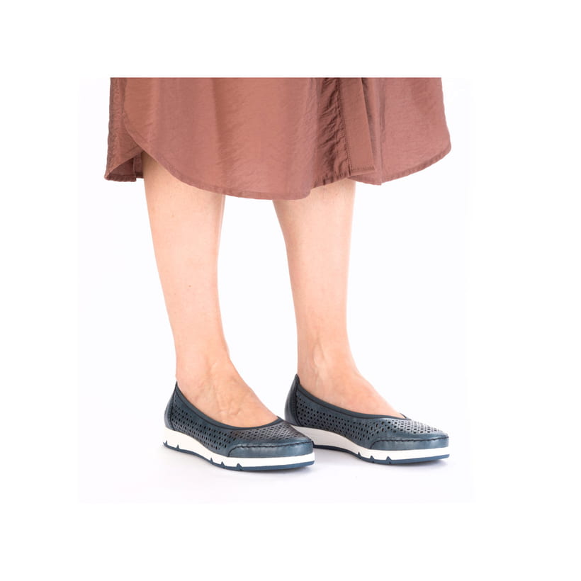 Ballerines Rieker bleues pour femme L3065-14 en optique Ã  trous. Chaussure au pied.