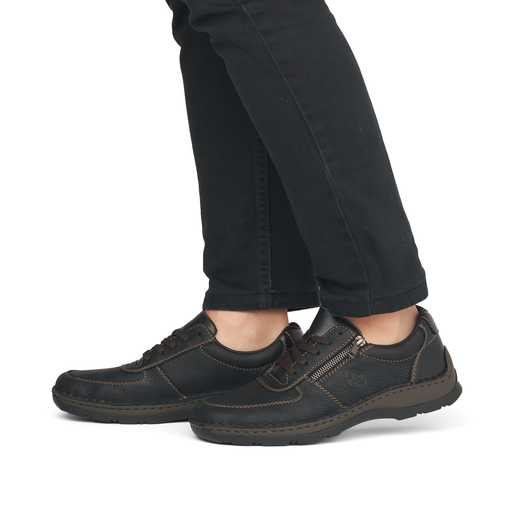 Asphaltschwarze Rieker Herren Schnürschuhe 05330-00 mit Schnürung und Reißverschluss. Schuh am Fuß