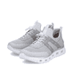 Graue Rieker Damen Sneaker Low M6061-40 mit einem Gummizug sowie Komfortweite G. Schuhpaar seitlich schräg.