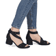 Schwarze Rieker Riemchensandaletten 64657-00 mit Strasssteinen. Schuh am Fuß.