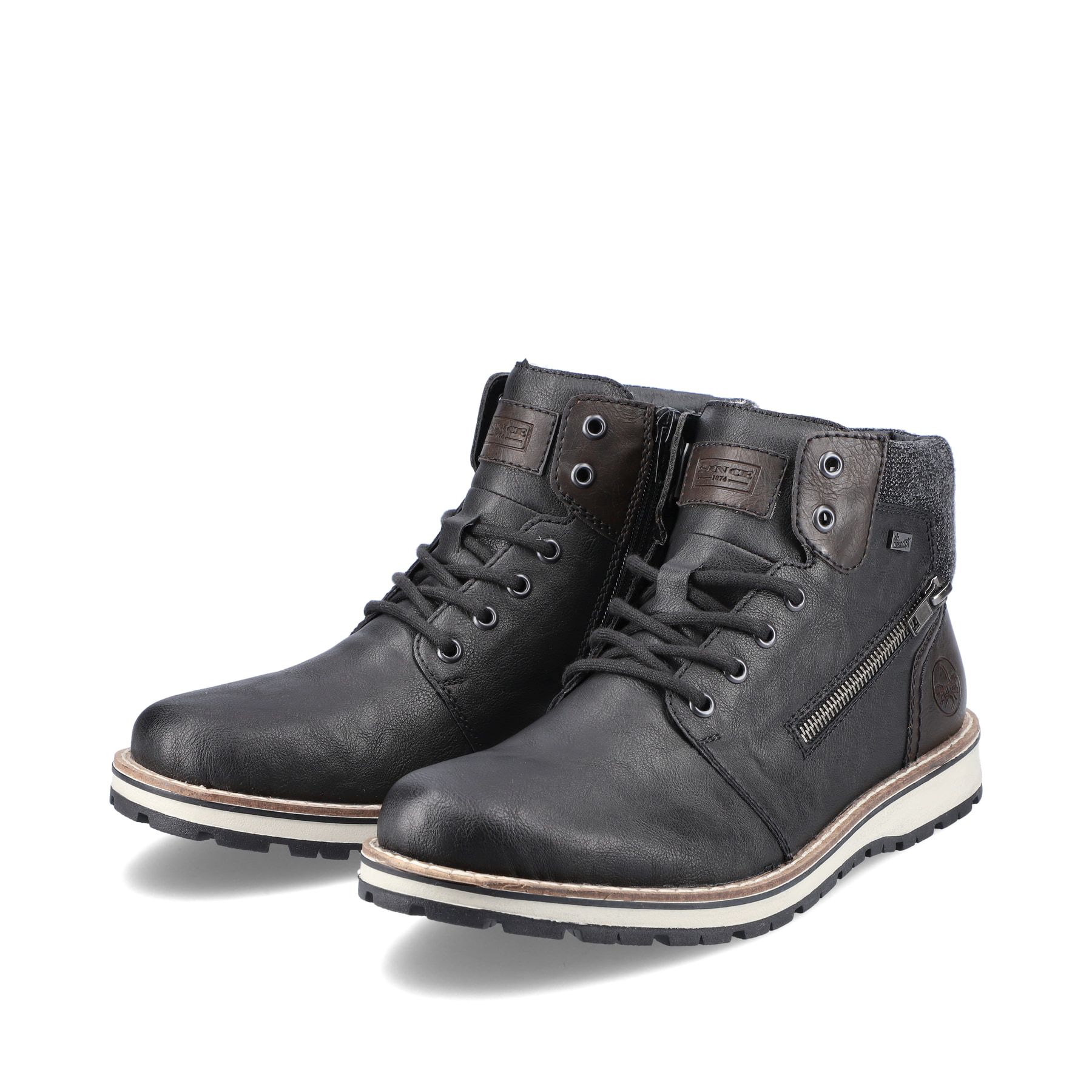 Asphaltschwarze Rieker Herren Schnürstiefel 38441-01 mit einer robusten Profilsohle. Schuhpaar schräg.