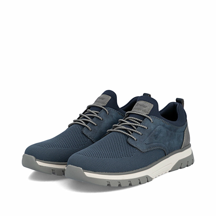 Blaue Rieker Herren Slipper B9352-14 mit einem Gummizug sowie der Extraweite H. Schuhpaar seitlich schräg.