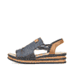 Blaue Rieker Keilsandaletten 62962-14 mit modischen Raffungen sowie Gummizug. Schuh Außenseite.